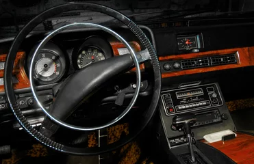  interieur van een auto in retrostijl © monstersparrow