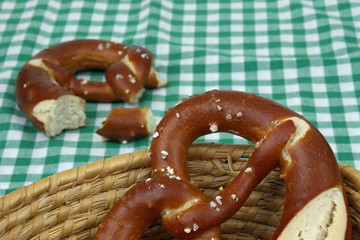 laugenbrezel am Tisch