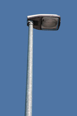 Moderne Straßenlaterne vor blauem Hintergrund