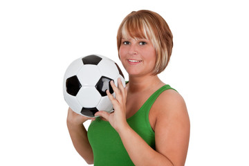 Junge Frau hält Fußball