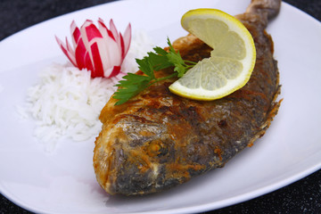 Gebratener Fisch mit Reis
