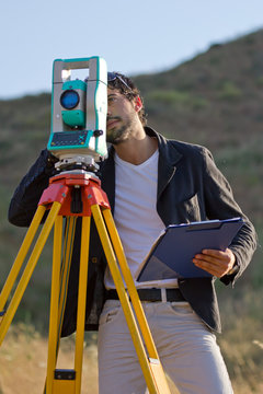 Ragazzo Geometra e Rilievi Topografici in campagna