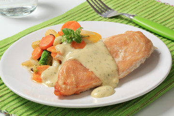 Chicken breast and mixed vegetables poured with sauce