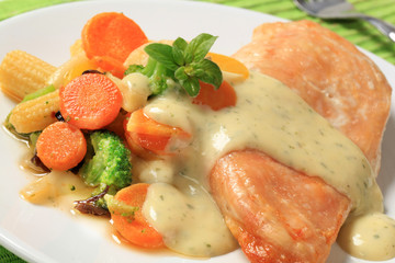 Chicken breast and mixed vegetables poured with sauce