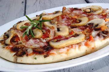 Pizza mit gegrilltem Bacon und Champignons