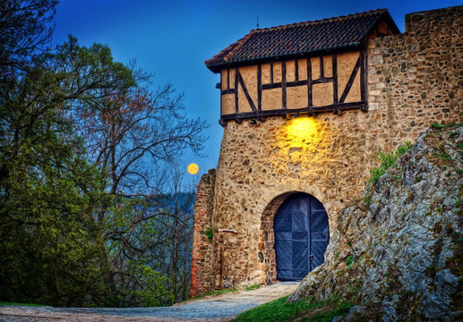 Burg Falkenstein und der untergehende Mond