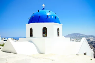 Crédence de cuisine en verre imprimé Santorin white washed church with blue dome in santorini island