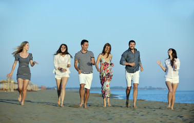 Obraz premium happy young people group have fun on beach