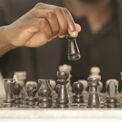 junger Mann beim Schachspiel