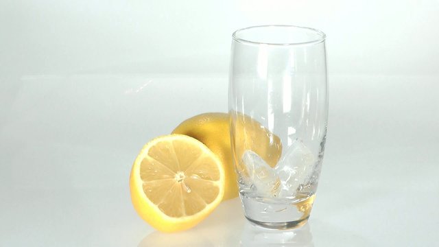 Glas f&uuml;llt sich mit Limonade