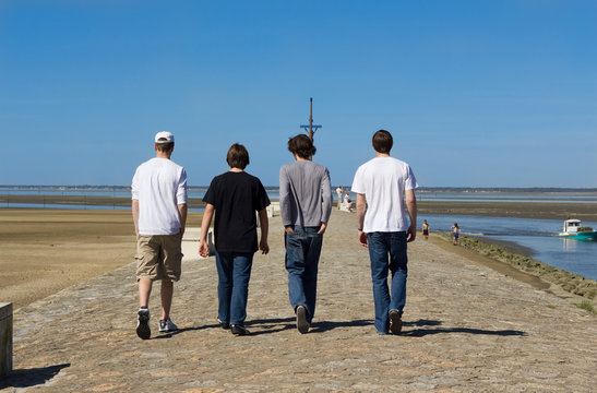 4 adolescents sur la jet&eacute;e