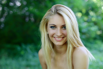 Naklejka premium Young girl in nature