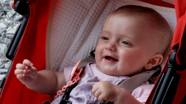 bambina gioca con la mamma