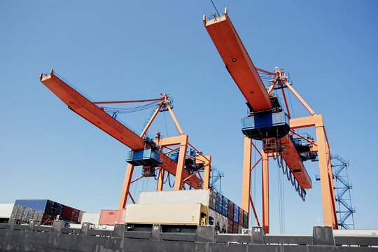 Freight crane bridges over the ship
