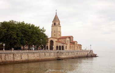 Fototapeta na wymiar Kościół św Pedro, Gijón