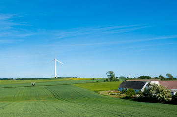 Landschaft in Dänemark mit Windrad und Leuchtturm
