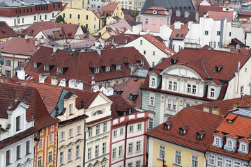Fototapeta na wymiar Widok z lotu ptaka dachów w mieście Praga