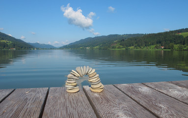 Steinskulptur am See