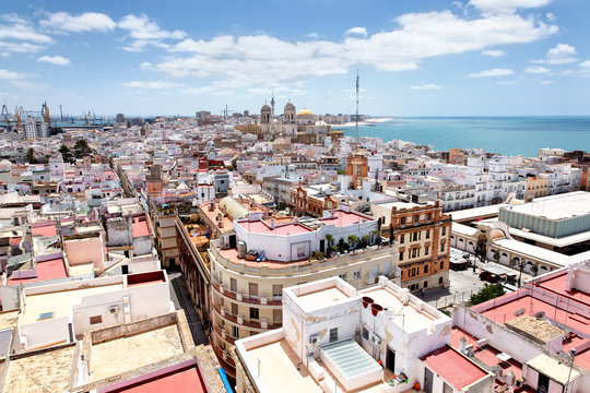 Blick auf Cádiz mit Kathedrale, Spanien
