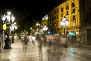 Papier Peint photo Barcelona Touristes de scène de nuit marchant La Rambla Barcelona