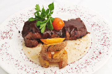 The baked meat in sauce about a potato of Idaho