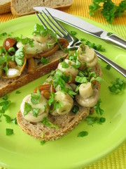 Pilzsalat auf Brot