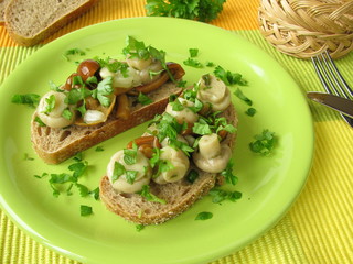 Pilzsalat auf Brot