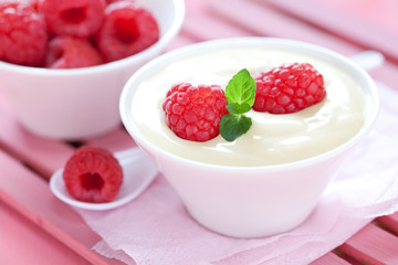 frischer Vanillepudding mit Beeren