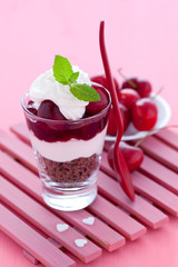 Kirschdessert mit Sahne