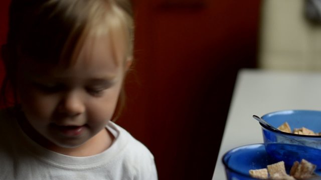 b&eacute;b&eacute; mangeant