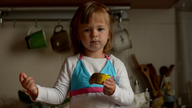 b&eacute;b&eacute; mangeant p&acirc;t&eacute;