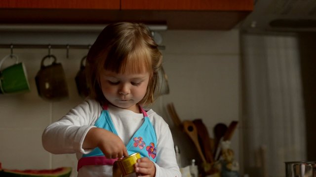 b&eacute;b&eacute; mangeant p&acirc;t&eacute;