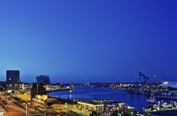 Kieler Hafen in der Dämmerung