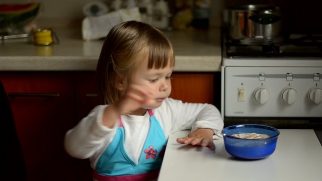 b&eacute;b&eacute; mangeant corn flakes