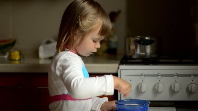 b&eacute;b&eacute; mangeant corn flakes