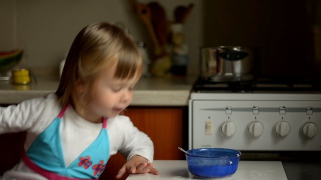 b&eacute;b&eacute; mangeant corn flakes