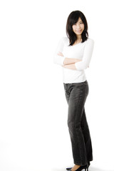 腕組みの女性