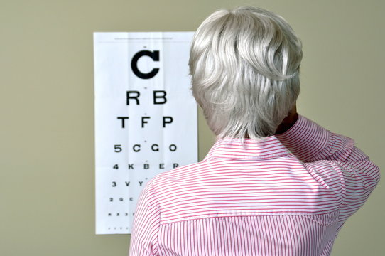 Seniorin macht Sehtest
