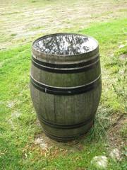 Obraz premium Wasserfass aus Holz mit Regenwasser gefüllt