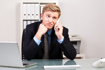 lustloser mitarbeiter im büro