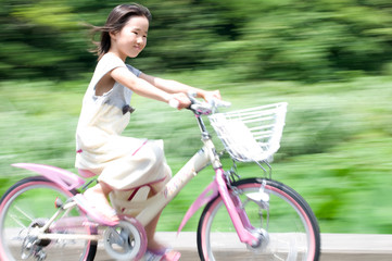 自転車に乗る女の子