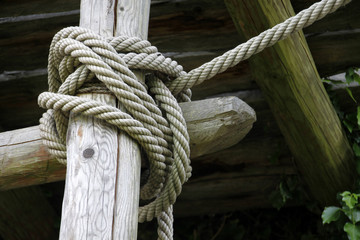 Befestigung mit Seilen