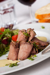 Scheiben vom Roastbeef mit Salat