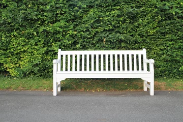 Cercles muraux Printemps Empty white wooden bench in park