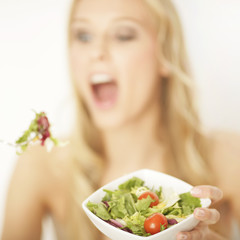 Blonde Frau mit Salat