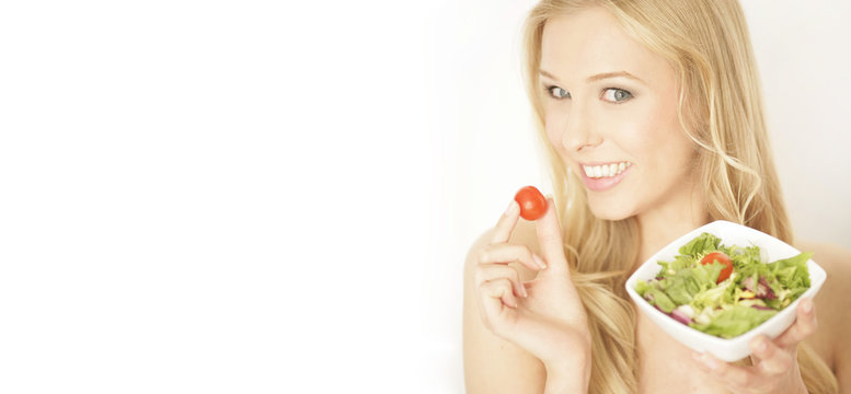 Blonde Frau mit Salat