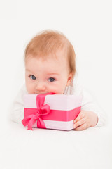 baby mit geschenk