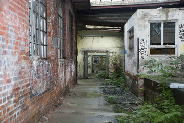 Fototapeta na wymiar ruinöses Industriegelände
