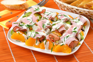 Leckere Salatkreation mit Avocado, Mandarinen und Schinken