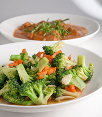 Curry chicken with vegetables, fried broccoli